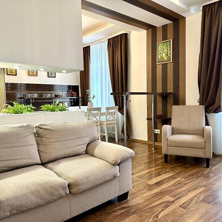 ריבנה Lux Apartments In The City Center With A Coffee Machine, View Of A Theater, Near Zlata Plaza מראה חיצוני תמונה