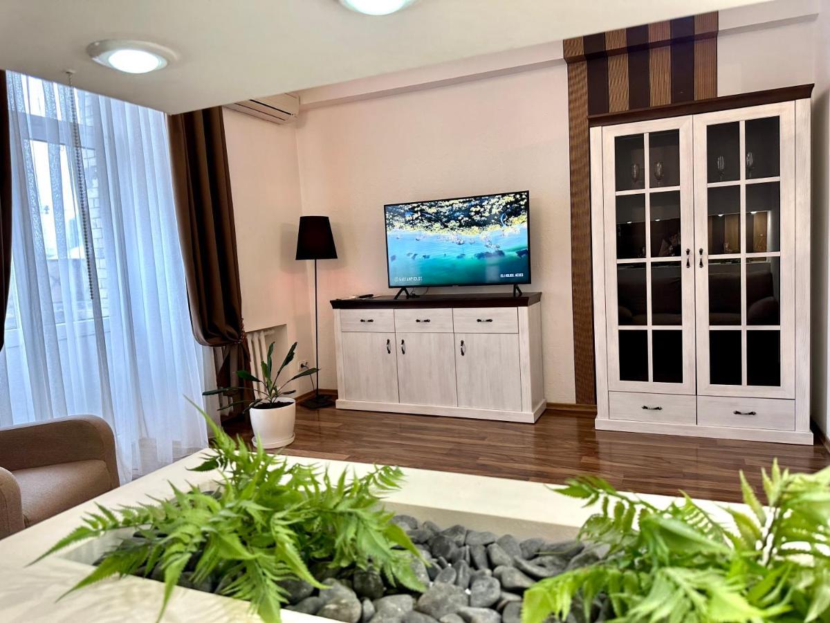 ריבנה Lux Apartments In The City Center With A Coffee Machine, View Of A Theater, Near Zlata Plaza מראה חיצוני תמונה