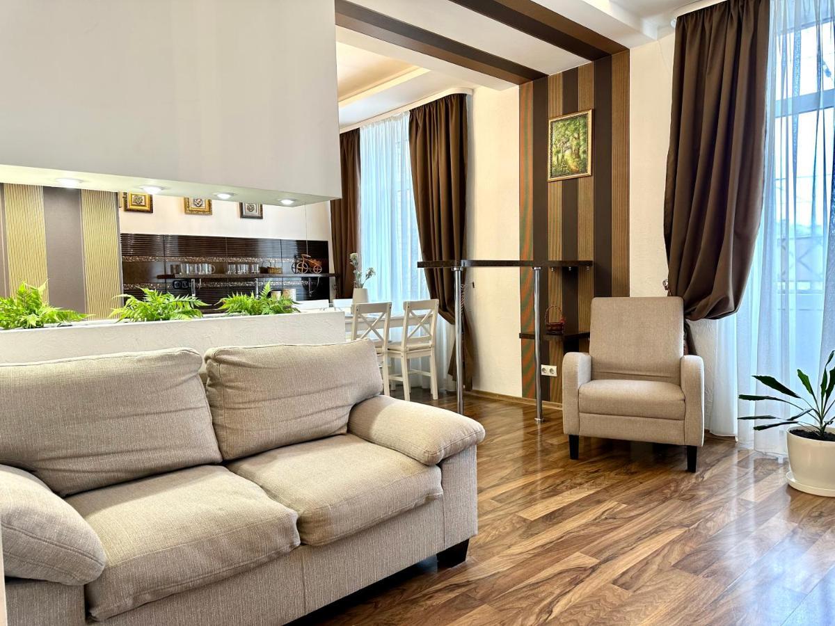 ריבנה Lux Apartments In The City Center With A Coffee Machine, View Of A Theater, Near Zlata Plaza מראה חיצוני תמונה