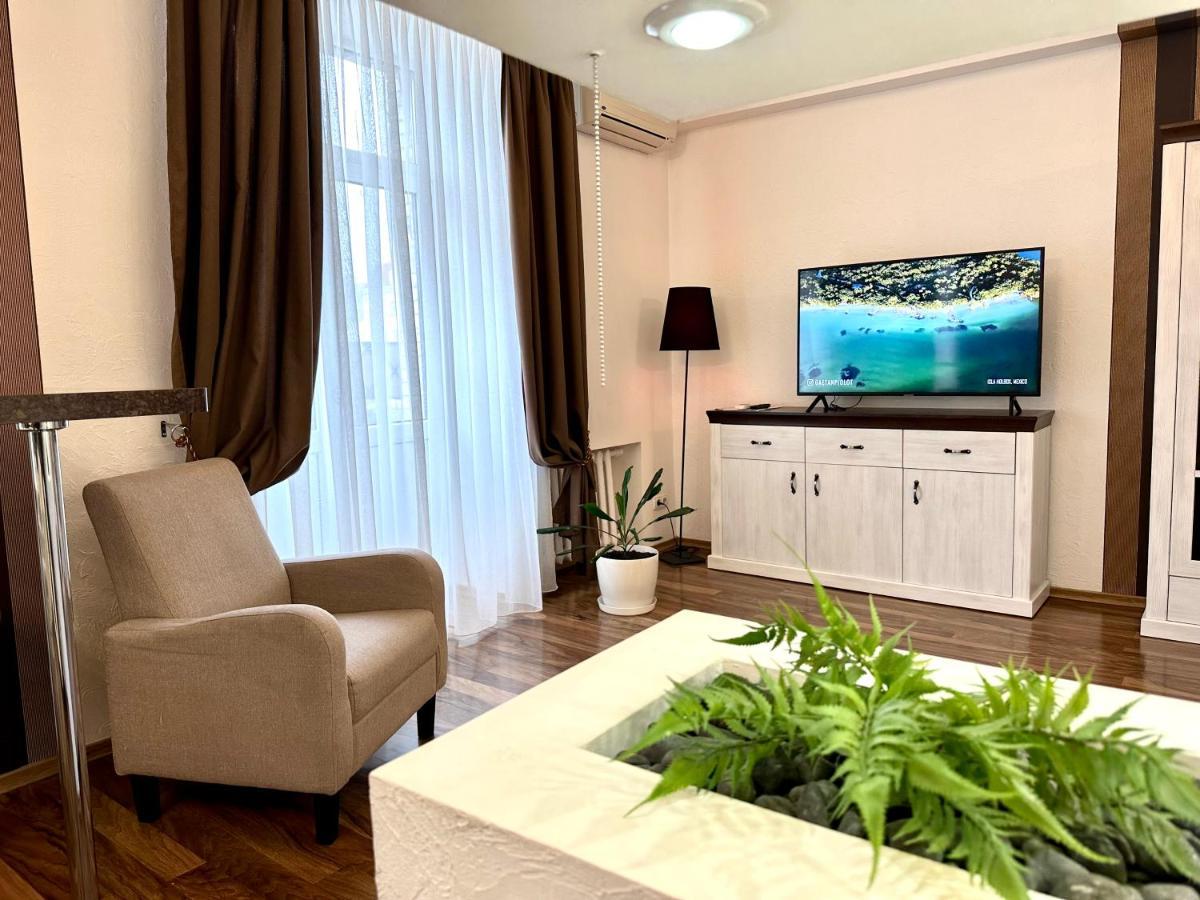 ריבנה Lux Apartments In The City Center With A Coffee Machine, View Of A Theater, Near Zlata Plaza מראה חיצוני תמונה