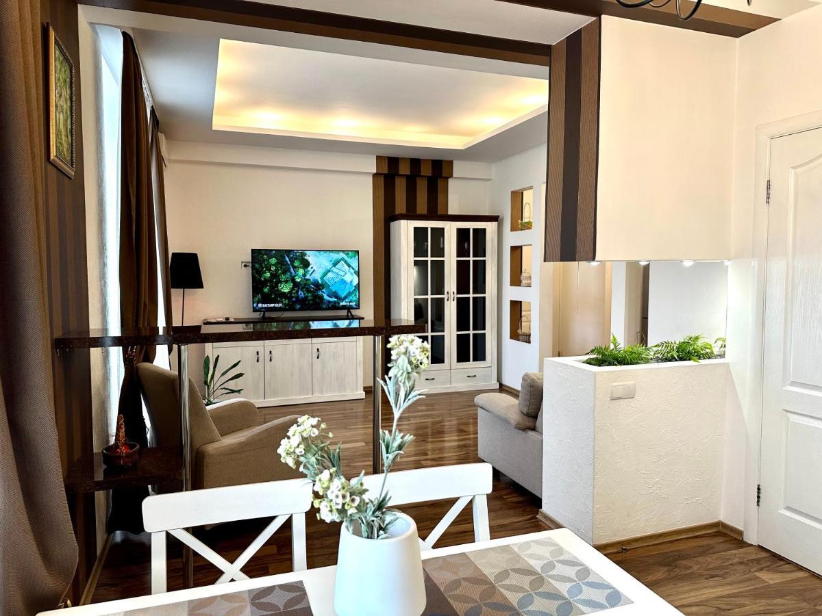ריבנה Lux Apartments In The City Center With A Coffee Machine, View Of A Theater, Near Zlata Plaza מראה חיצוני תמונה