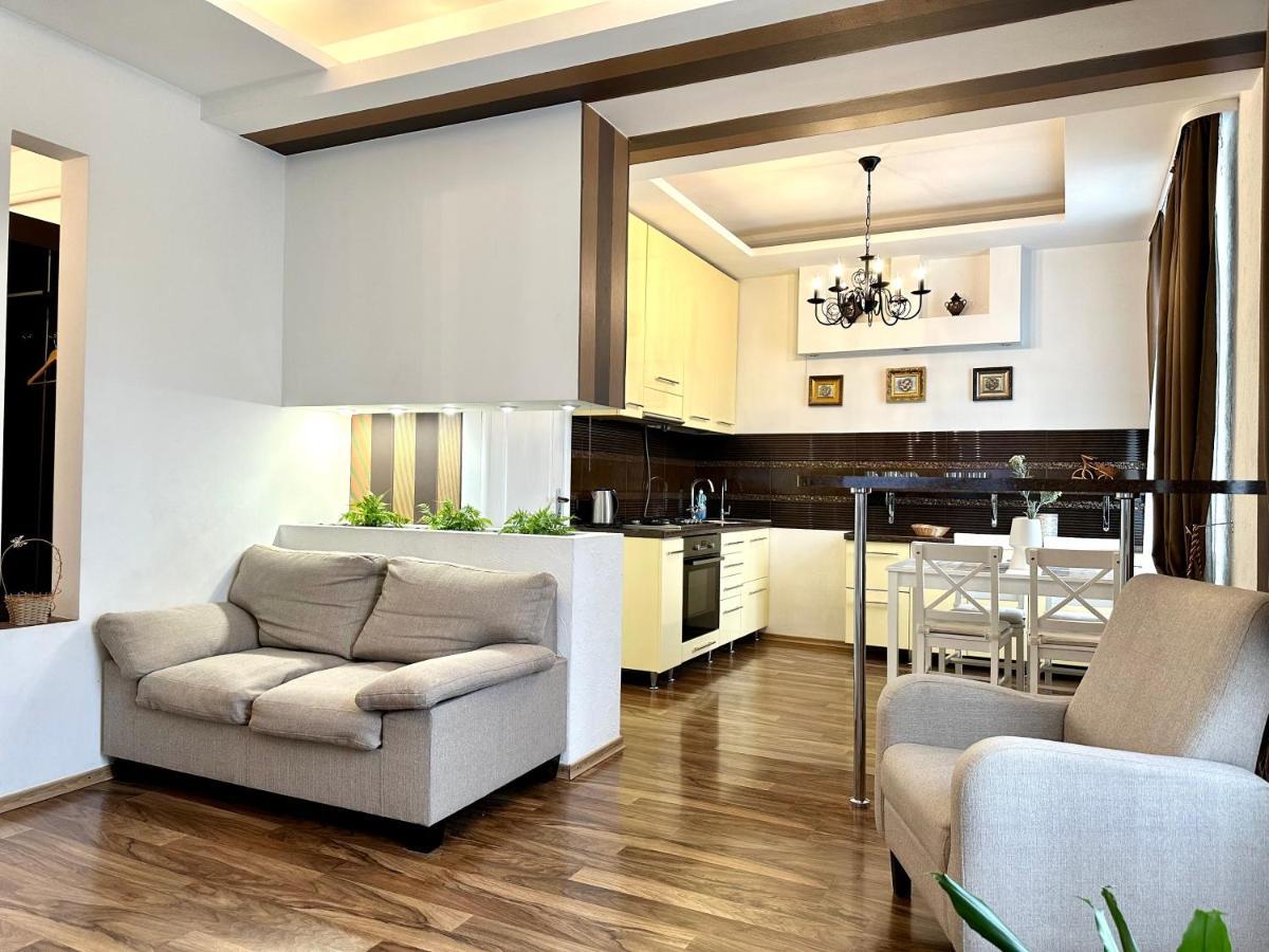 ריבנה Lux Apartments In The City Center With A Coffee Machine, View Of A Theater, Near Zlata Plaza מראה חיצוני תמונה