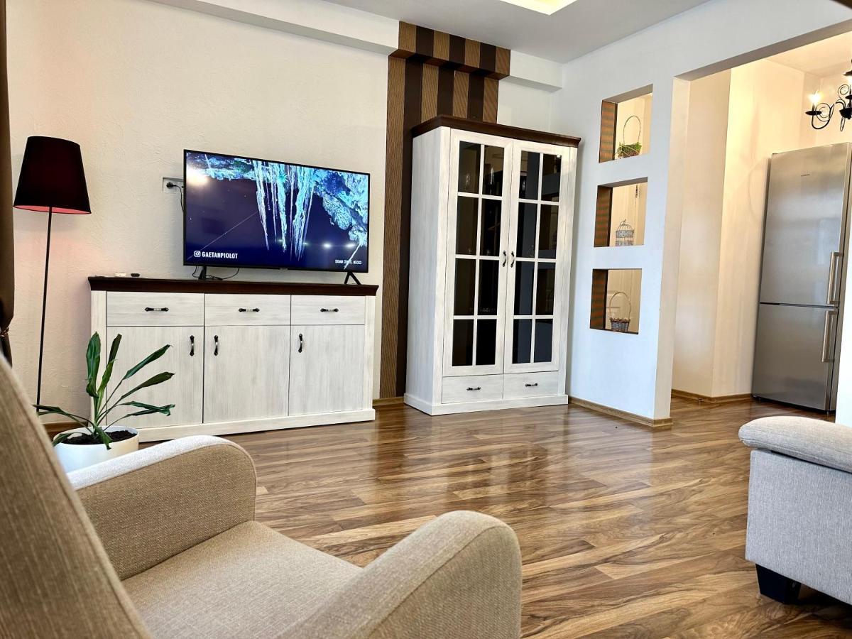 ריבנה Lux Apartments In The City Center With A Coffee Machine, View Of A Theater, Near Zlata Plaza מראה חיצוני תמונה