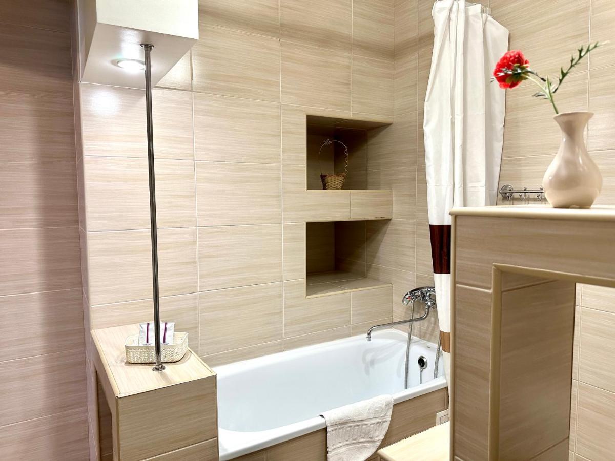 ריבנה Lux Apartments In The City Center With A Coffee Machine, View Of A Theater, Near Zlata Plaza מראה חיצוני תמונה