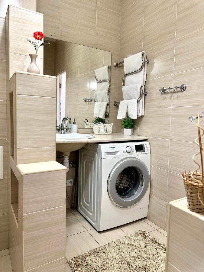 ריבנה Lux Apartments In The City Center With A Coffee Machine, View Of A Theater, Near Zlata Plaza מראה חיצוני תמונה