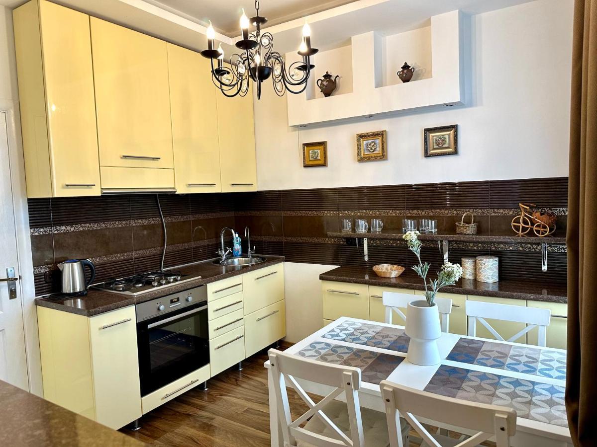 ריבנה Lux Apartments In The City Center With A Coffee Machine, View Of A Theater, Near Zlata Plaza מראה חיצוני תמונה