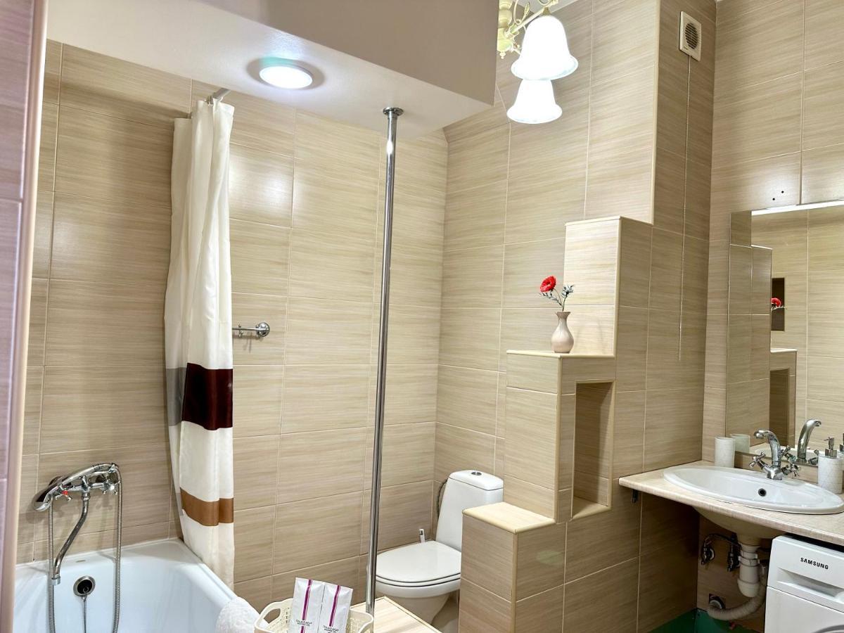ריבנה Lux Apartments In The City Center With A Coffee Machine, View Of A Theater, Near Zlata Plaza מראה חיצוני תמונה