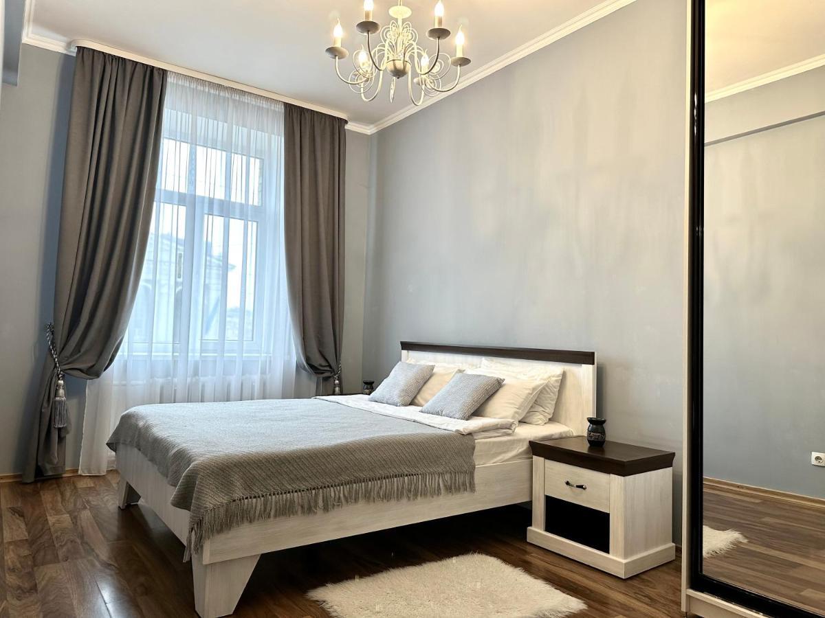 ריבנה Lux Apartments In The City Center With A Coffee Machine, View Of A Theater, Near Zlata Plaza מראה חיצוני תמונה