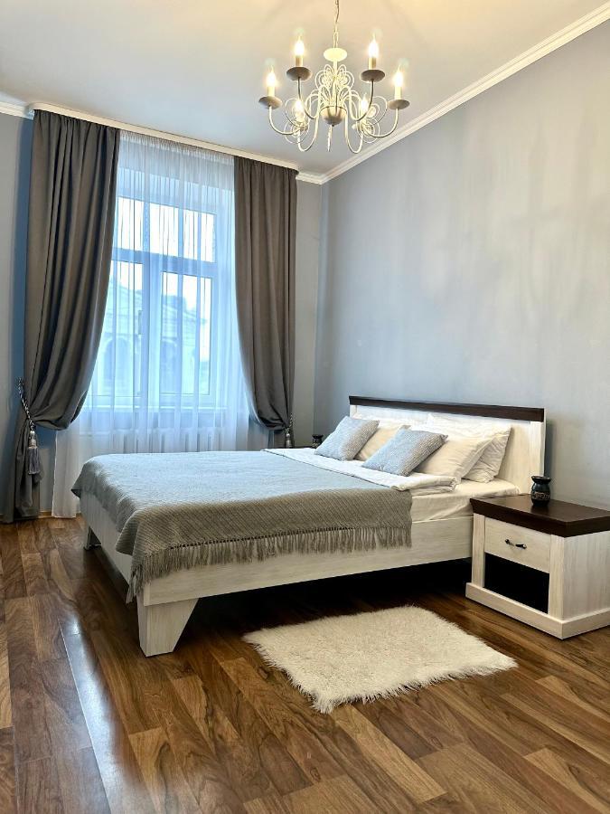 ריבנה Lux Apartments In The City Center With A Coffee Machine, View Of A Theater, Near Zlata Plaza מראה חיצוני תמונה