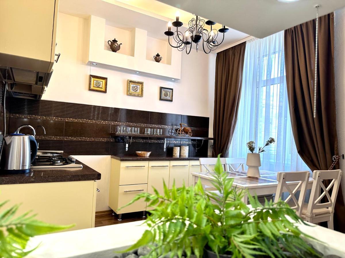 ריבנה Lux Apartments In The City Center With A Coffee Machine, View Of A Theater, Near Zlata Plaza מראה חיצוני תמונה